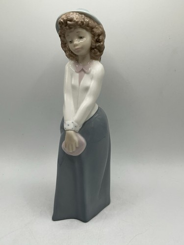Nao lladro girl - nao, hat
