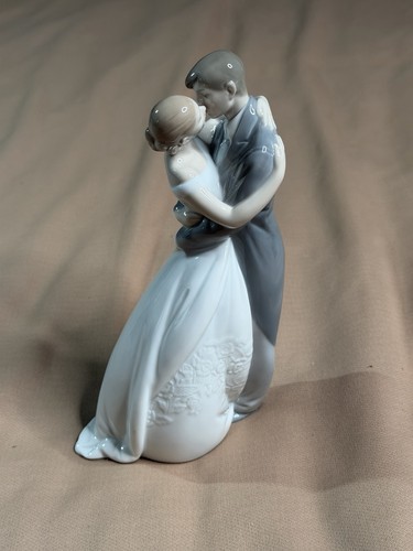 Nao lladro kiss forever - by, "a