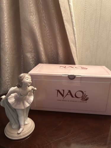 Nao lladro ballerina taking - by,